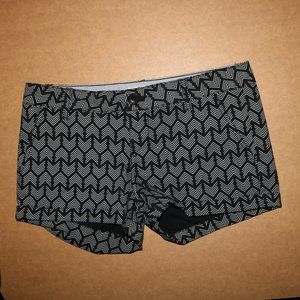 SO Black and White Arrow Shorts w31 Length 10.5
